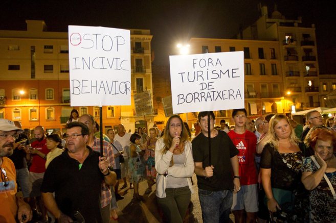 Marcha anoche en la Barceloneta contra el 'turismo de borrachera'.