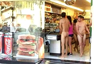 Dos italianos hacen la compra desnudos en Barcelona.