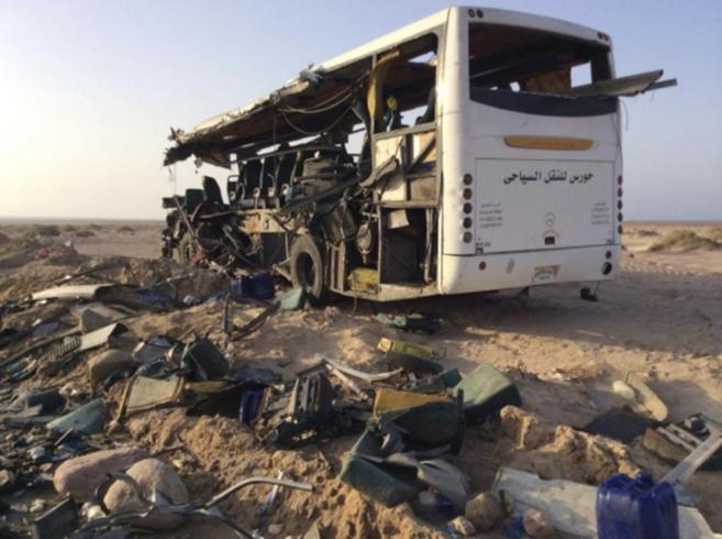 Los restos de un autobs permanecen desperdigados cerca de Sharm al...