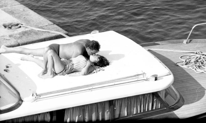 Elisabeth Taylor y Rochard Burton dndose un beso en la cubierta de...