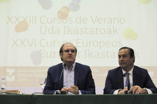 El ex ministro de Educacin, ngel Gabilondo, junto a Javier de las...
