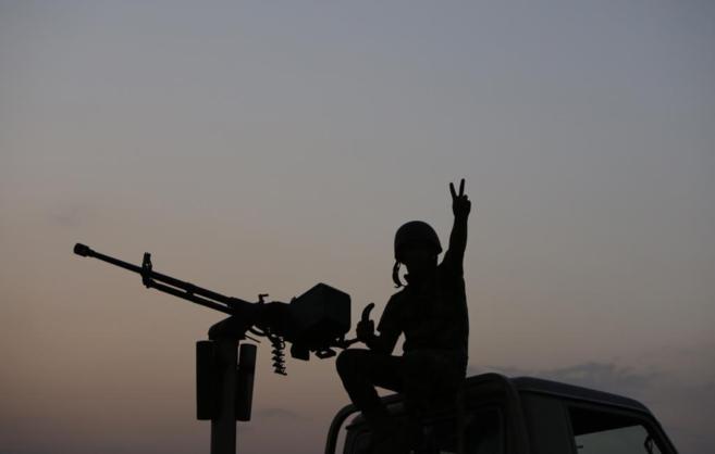 Un soldado 'peshmerga' hace la seal de la victoria tras...