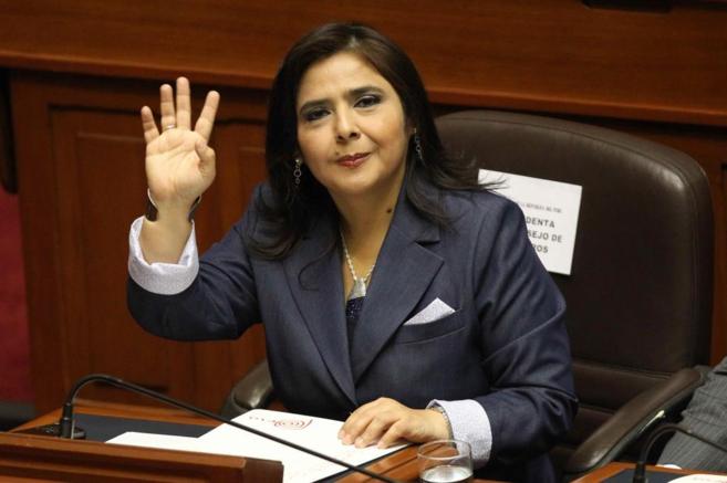La presidenta del Consejo de Ministros de Per, Ana Jara, saluda  en...