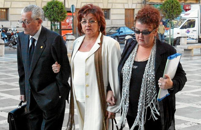 Adelina Entrena (centro), junto a sus abogados, a su llegada al juicio...