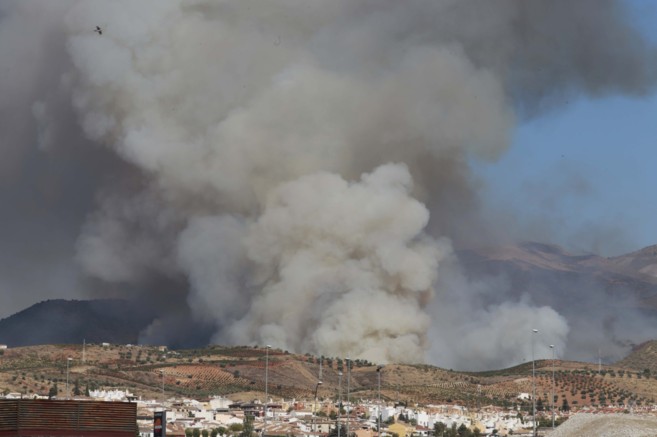 Imagen del incendio declarado en Cenes de la Vega, en las proximidades...
