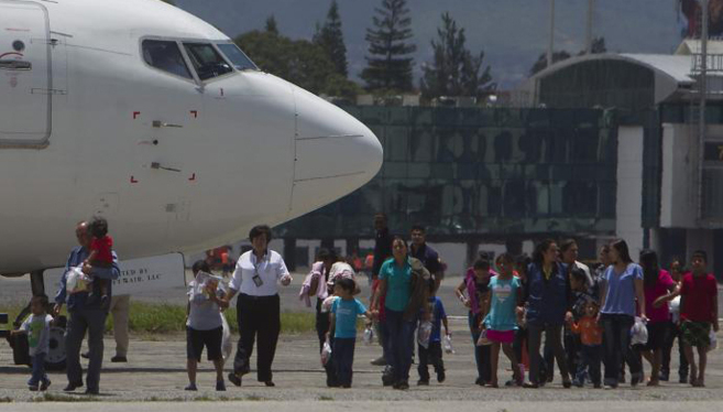 Personas deportadas de Estados Unidos llegan a Guatemala.