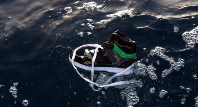 Un zapato perteneciente a uno de los inmigrantes ahogados en el mar,...