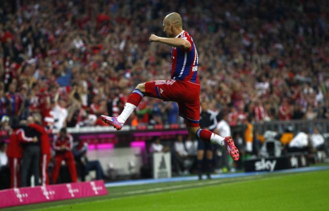 Arjen Robben celebra su gol, el segundo del Bayern.