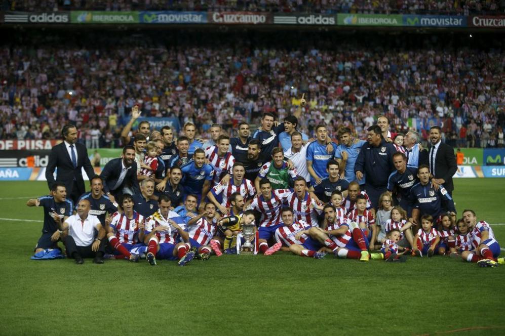 Los jugadores del Atltico posan con el trofeo de la Supercopa de...