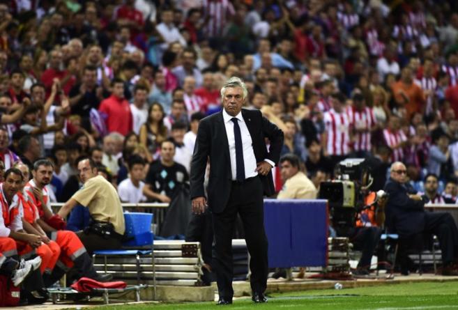 Carlo Ancelotti, durante un momento del partido ante el Atltico.