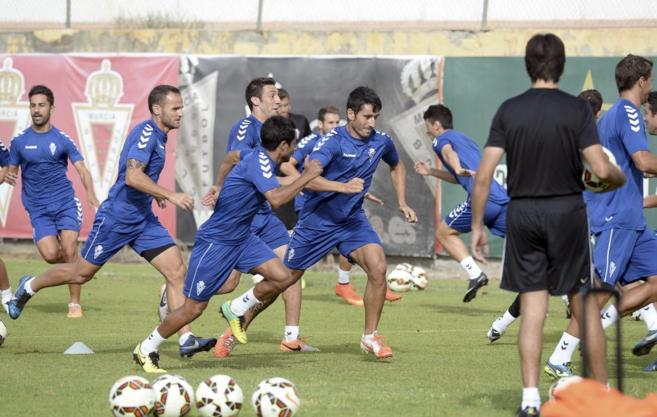 Los jugadores del Murcia, durante un entrenamiento reciente.