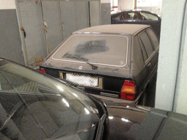 Imagen del coche de la alcaldesa de Valencia que llevaba aos en los...