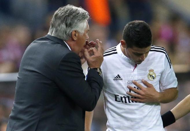 James Rodriguez recibe instrucciones de Ancelotti, en la vuelta de la...