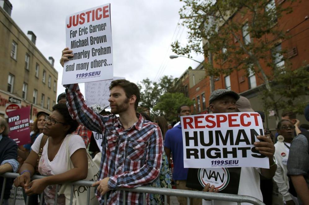 Marcha en Staten Island. El cartel de la izquierda dice "Justicia para...