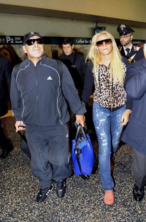 Diego Armando Maradona y su novia Roco Oliva, en una foto de...