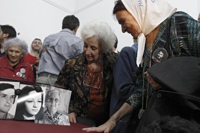 La presidenta de las Abuelas de Plaza de Mayo posa junto los retratos...