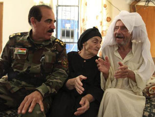 El general Yalal Amin charla con Stivan Mansur y Nayiba Gorgis.