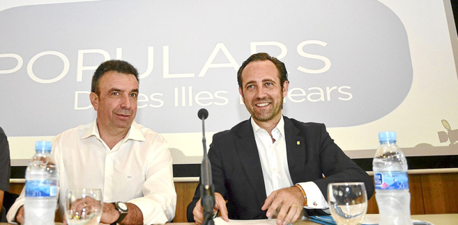 Miquel Vidal y Jos Ramn Bauz en la Junta Regional celebrada a...