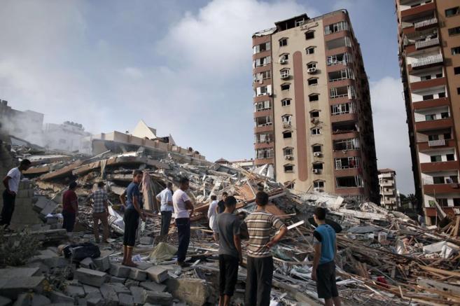 El edificio de 12 plantas derribado ayer en el centro de Gaza.