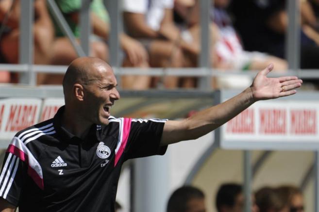 Zinedine Zidane da ordenes en el partido del Castilla ante el...
