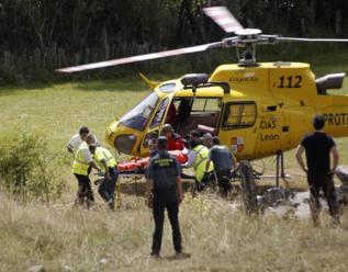 Un helicptero recoge los restos mortales de los agentes