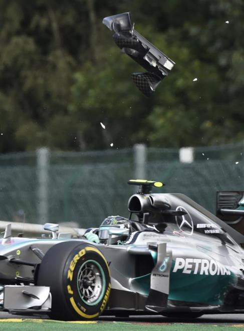 El alern de Rosberg, por los aires, tras el incidente con Hamilton.