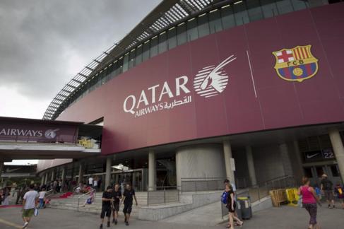 Publicidad de la compaa Qatar Airways en el exterior del Camp Nou.