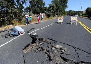 Grieta surgida en la carretera por el temblor.