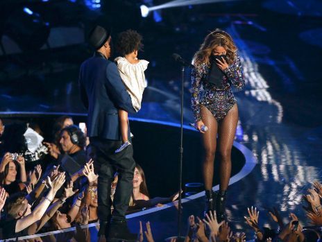 Beyonce, emocionada al ver a su marido y a su hija sobre el escenario.