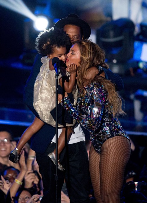 Beyonc besa a su hija ante Jay Z.