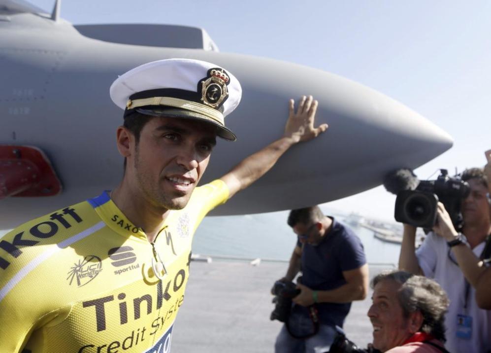 Alberto Contador, junto a un caza, poco antes de la salida de la...