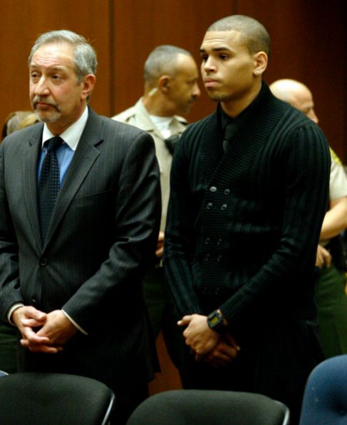 Brown, ante el juez en abril de 2009 por su paliza a Rihanna.