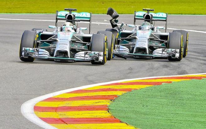 Momento del accidente entre los Mercedes de Rosberg y Hamilton.