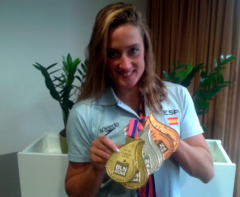 Mireia Belmonte posa con sus seis medallas en el Europeo.