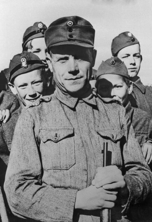 Paavo Nurmi, con el uniforme militar, en una de sus etapas en el...