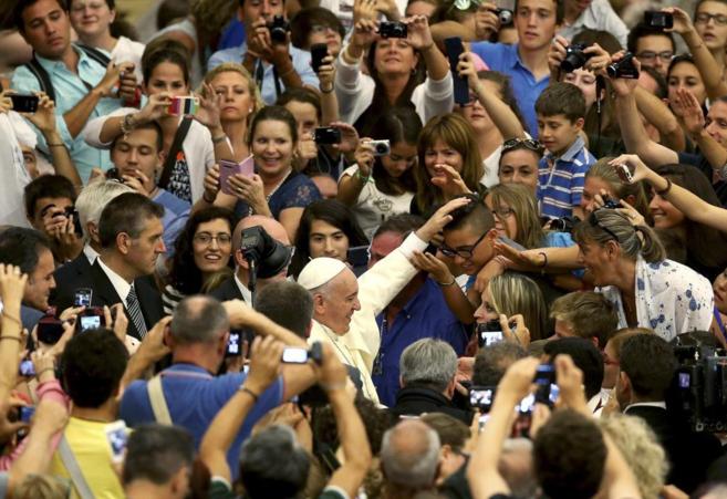 El Papa Francisco, rodeado por una multitud de fieles, el pasado da...