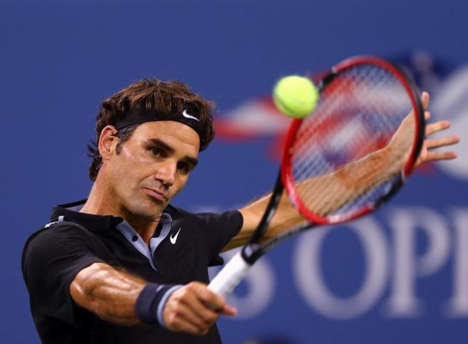 Roger Federer golpea una bola durante su partido ante Marinko...
