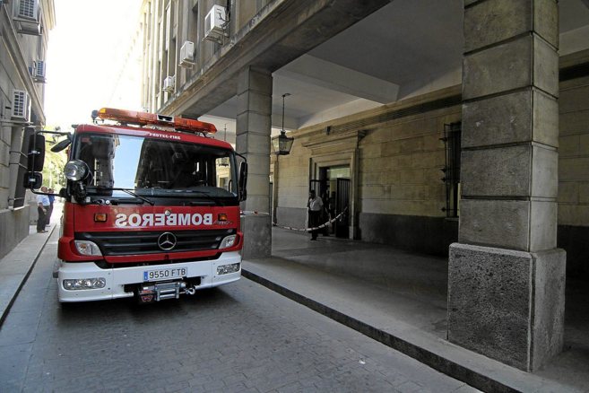 Un camin de bomberos situado en la puerta de los juzgados de Prado...
