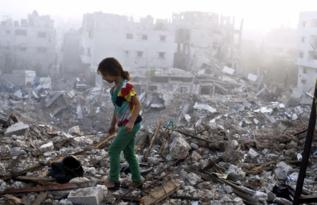Una nia palestina camina entre las ruinas de su hogar.