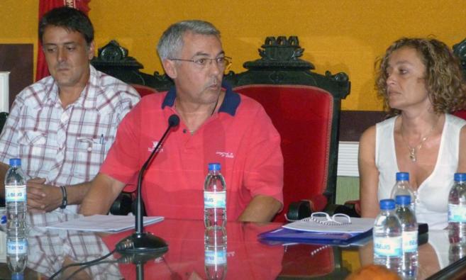 La alcaldesa de Cabanes, dcha., con Francisco Artola, alcalde que le...