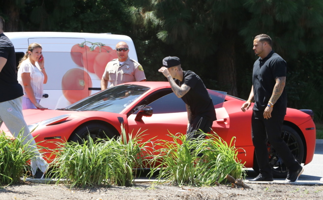 Bieber, junto a su Ferrari.