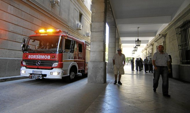Un vehculo de bomberos, junto al edificio de los juzgados de Sevilla...