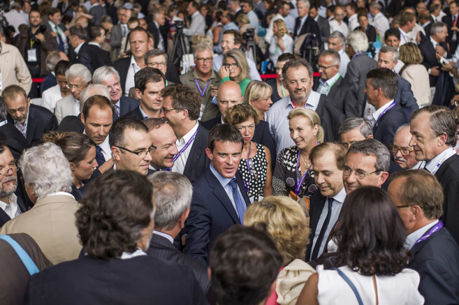 El primer ministro francs, Manuel Valls, rodeado de empresarios...
