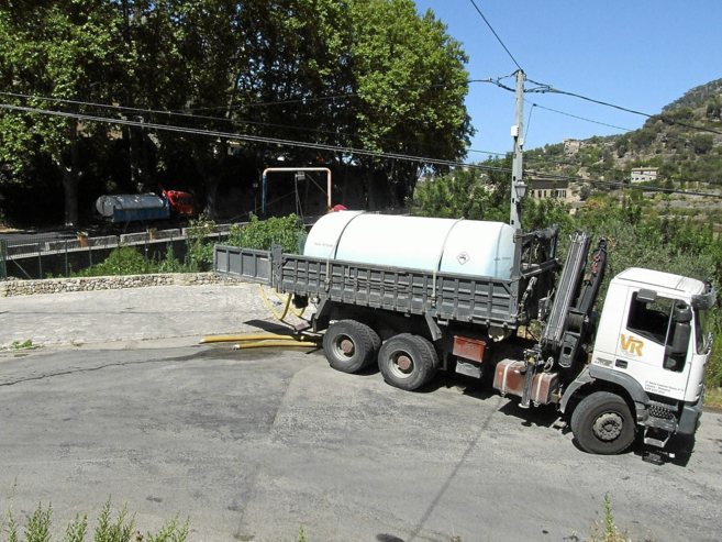 Uno de los camiones que llevan aos surtiendo de agua al municipio de...