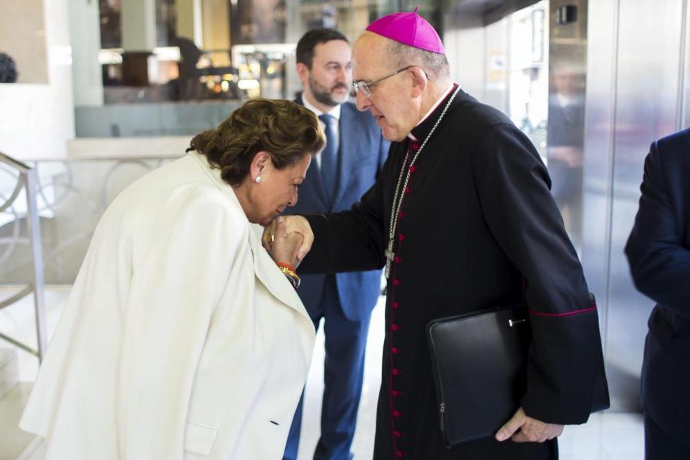 La alcaldesa de Valencia saluda al arzobispo de Valencia, Carlos...