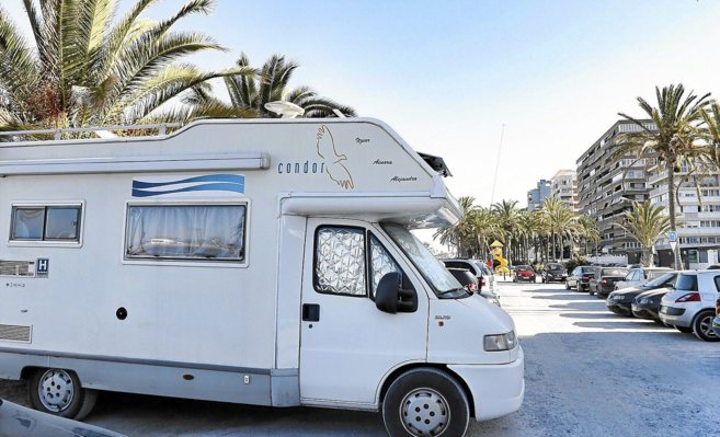 Caravana aparcada en un estacionamiento pblico de la playa de San...