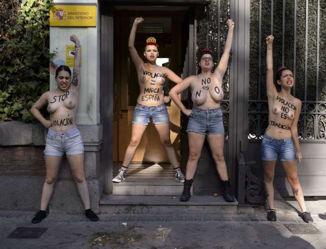 Activistas de Femen este jueves ante la sede de Interior.