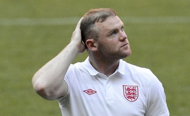 Rooney, pensativo durante una concentracin con Inglaterra
