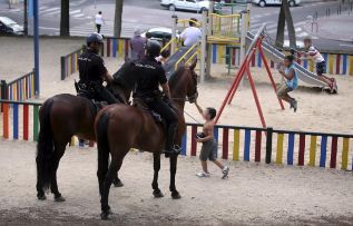 Policas a caballo en el parque de la avenida de Arcentales.