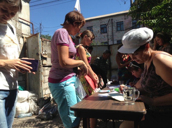 Refugiados ucranianos reciben ayuda en la ciudad de Mariupol.